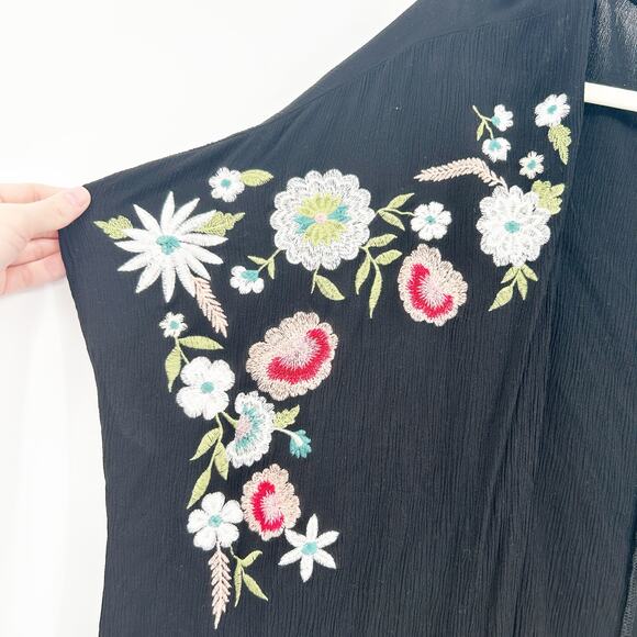 Torrid Womens Boho Dark Embroidered Floral Open Front Kimono Cardigan Size 1X/2X - Picture 2 of 7